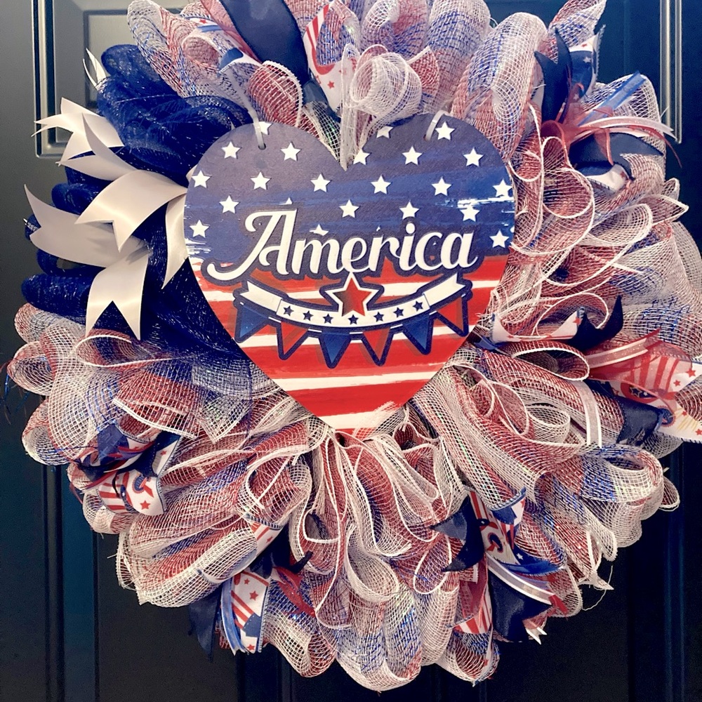 Patriotic 4th of July wreath with wood sign